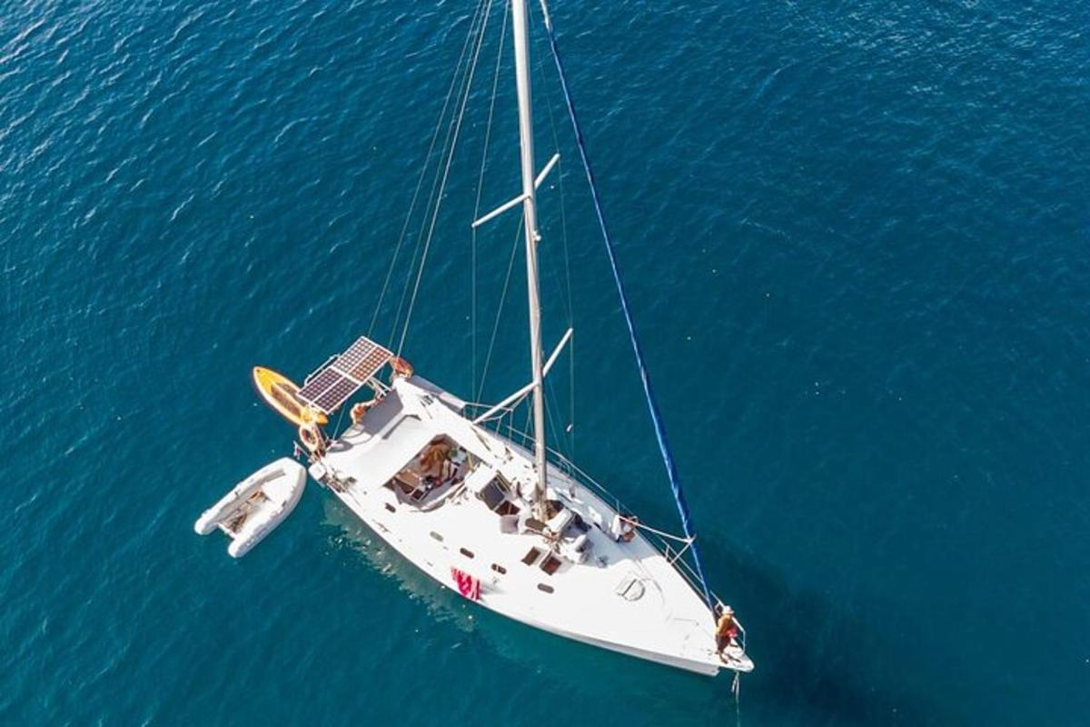Una vista aérea de un velero en el agua