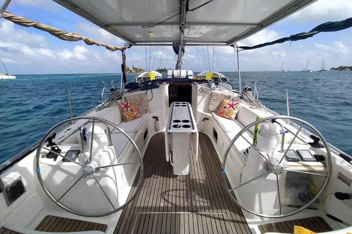 Un barco blanco en el agua con