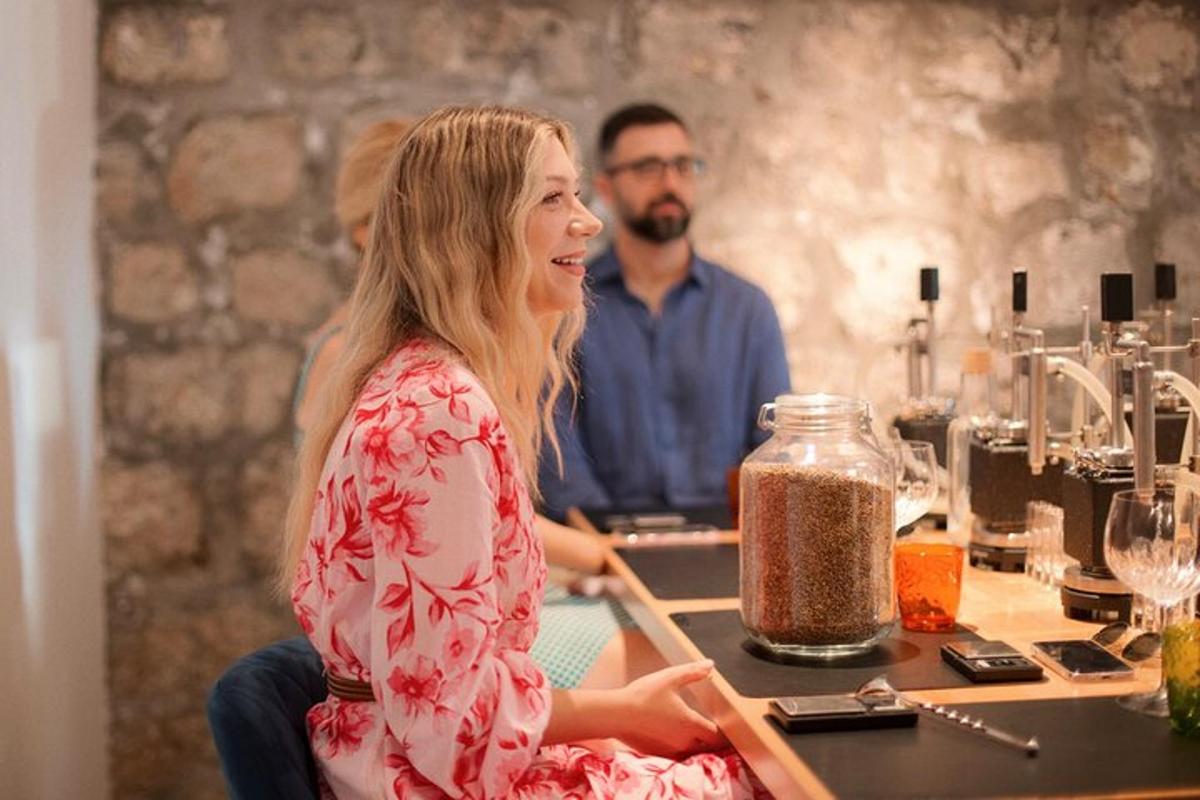 eine Frau, die mit einem Mann an einer Bar sitzt