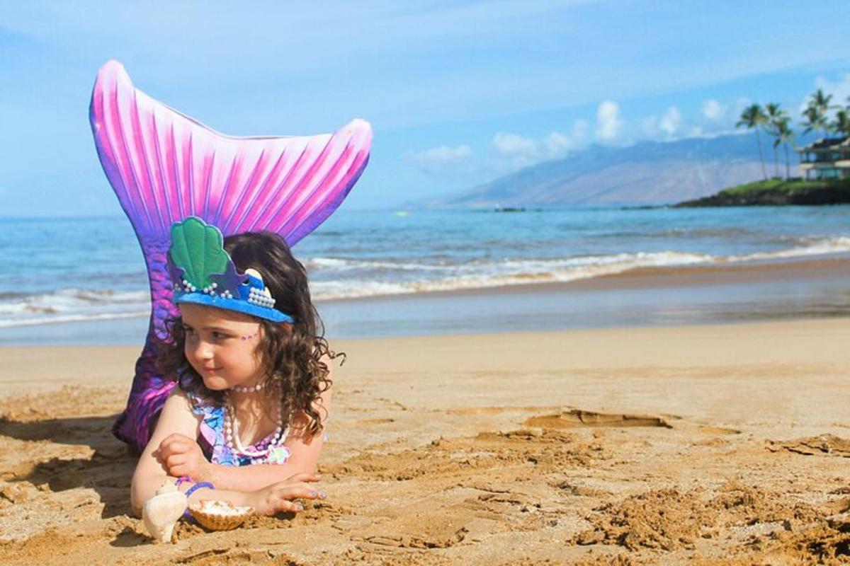mała dziewczynka bawiąca się w piasku na plaży