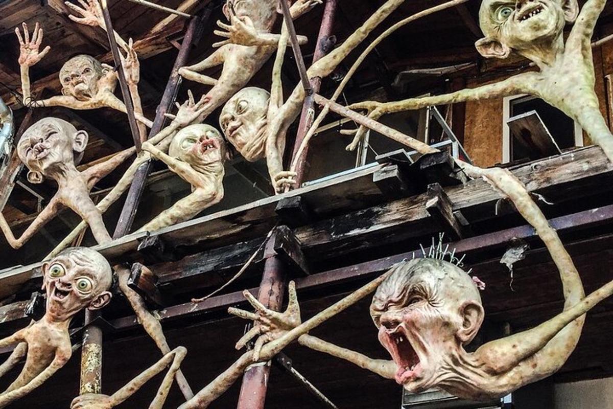 một nhóm bộ xương ở bên hông tòa nhà
