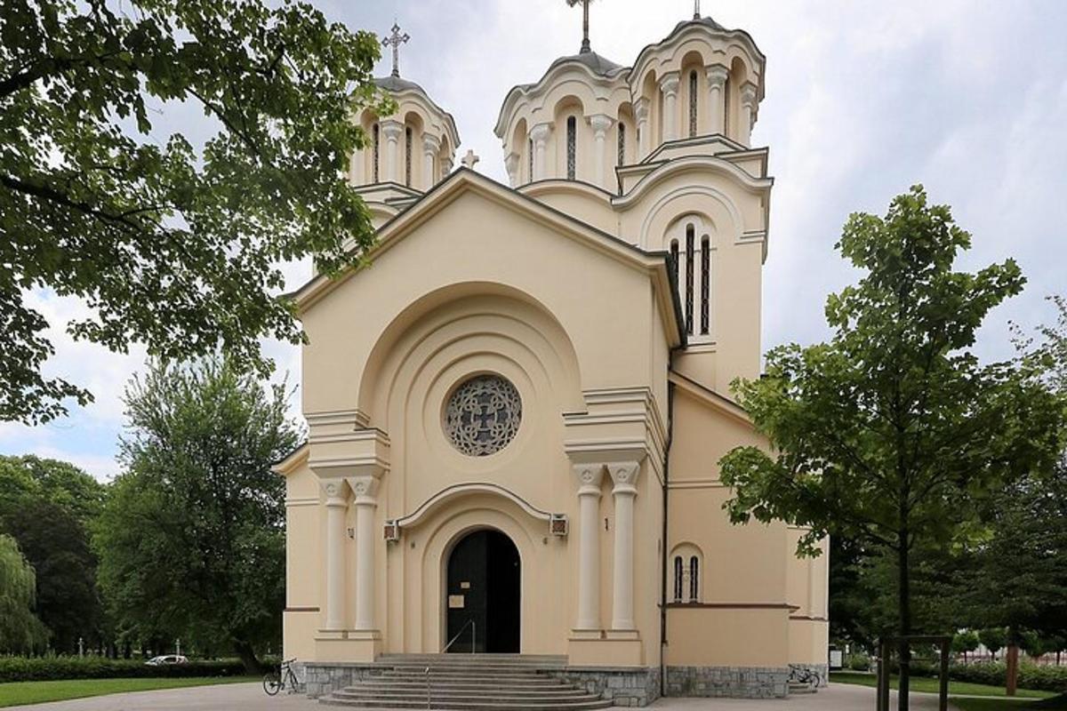 duży kościół ze schodami przed nim