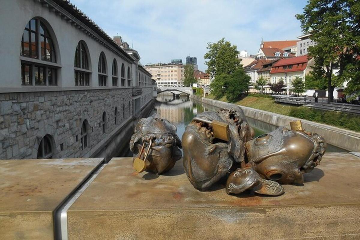 metalowa statua dwóch słoni nad rzeką