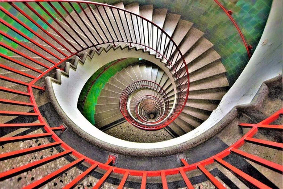 isang spiral staircase na may berde at pulang rehas