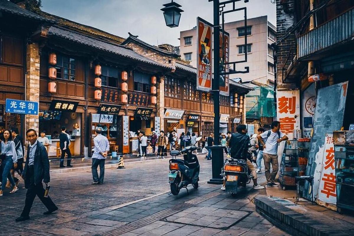 一条繁忙的城市街道，街上行人众多，还有摩托车