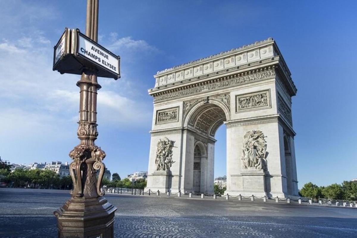 a street sign in front of the eiffel tower