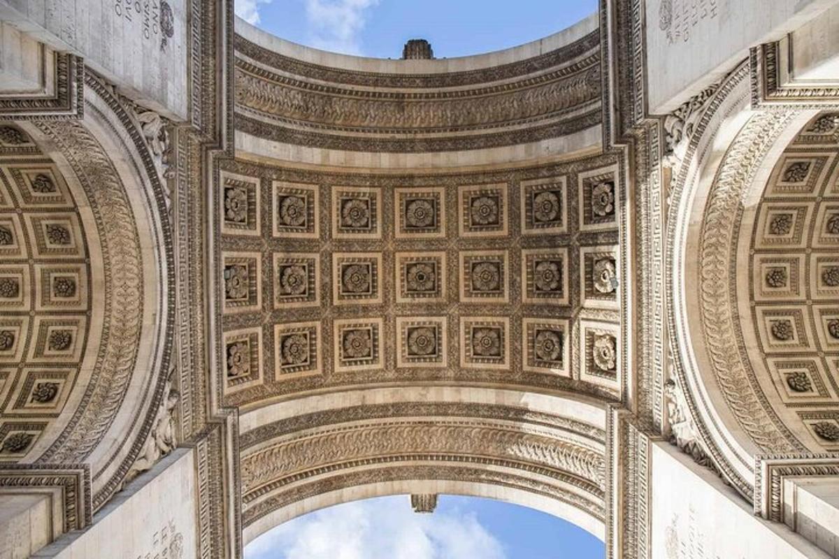an archway in the ceiling of a building