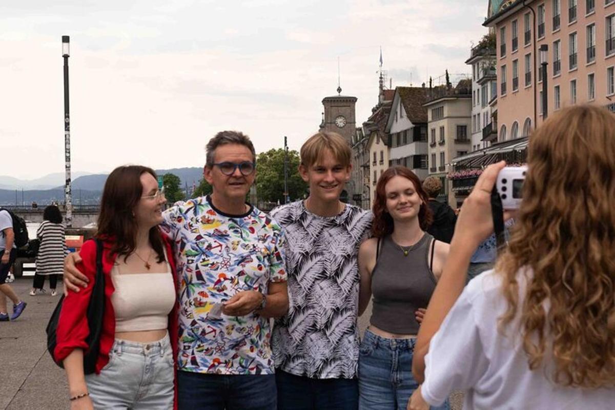 un groupe de personnes debout dans une rue de la ville