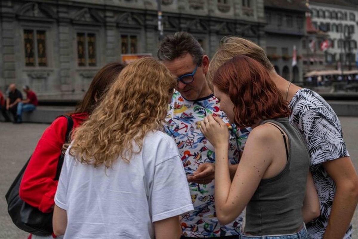 un groupe de personnes debout à côté d'un homme