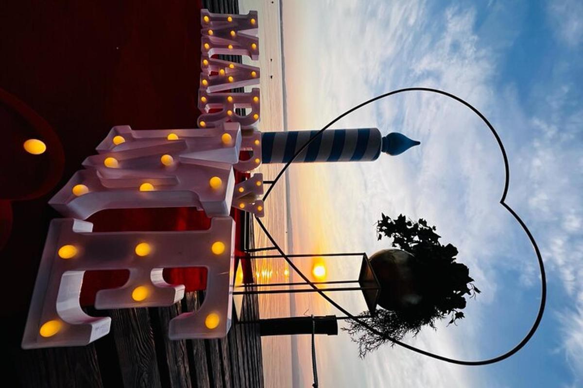 pohled na pouliční lampu s budovou