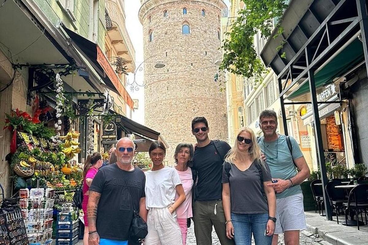hópur fólks sem stillir sér upp fyrir myndatöku á götu