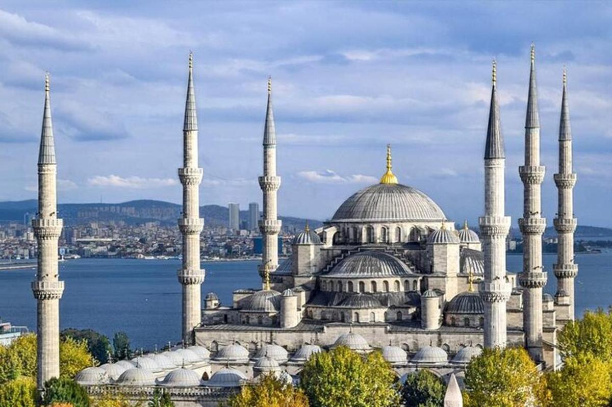 un grande edificio con molte cupole blu e moschee