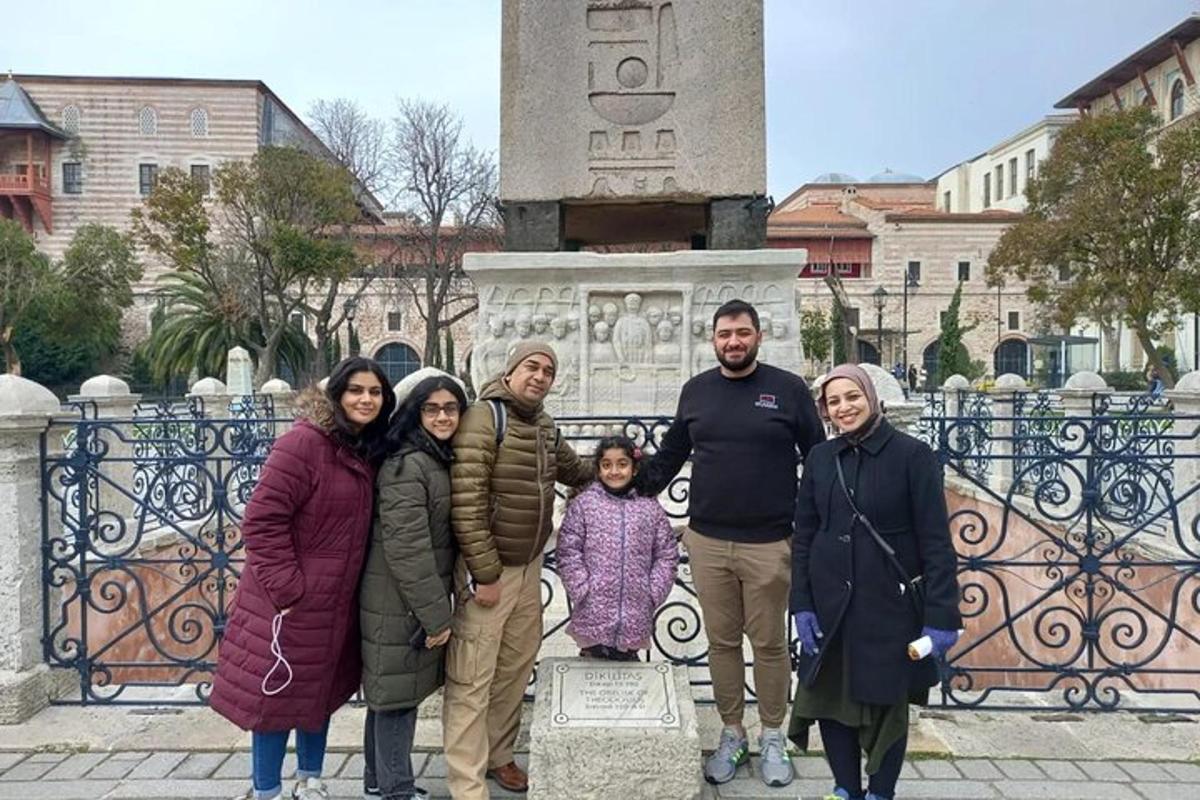 un gruppo di persone in piedi davanti a un monumento