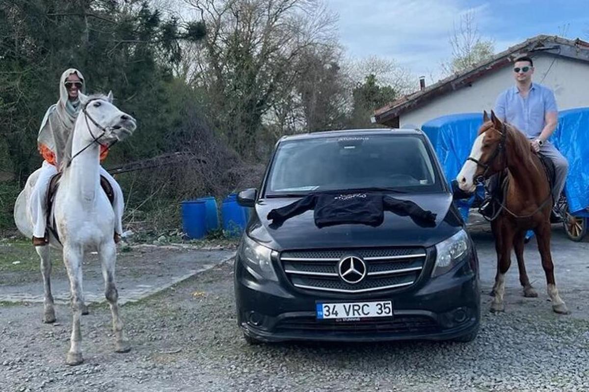 due uomini a cavallo in piedi accanto a un'auto