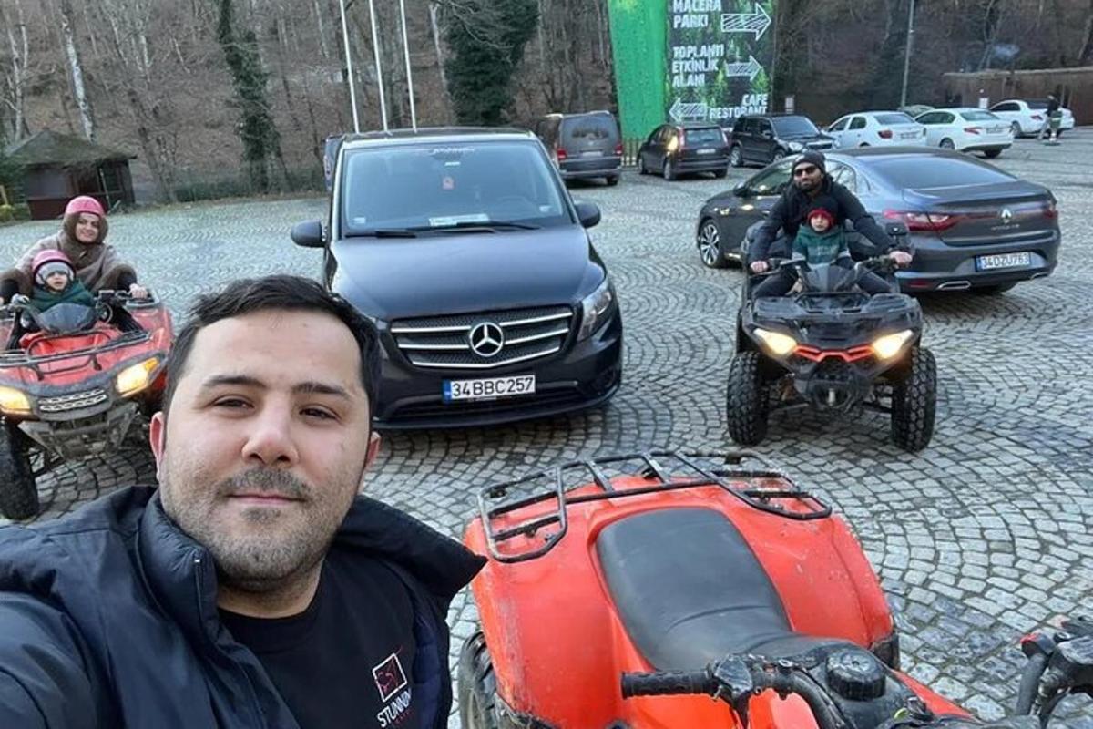 Ein Mann steht vor einer Gruppe von Menschen auf Motorrädern