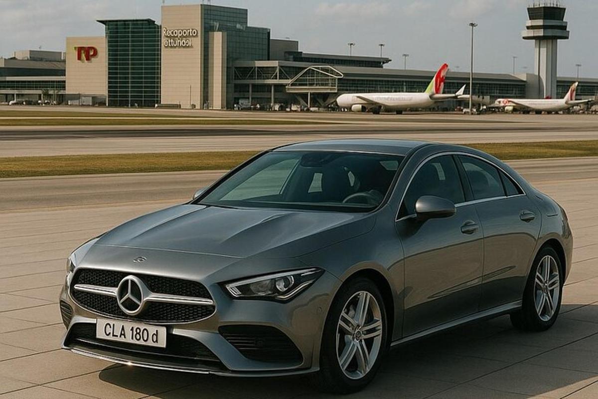 šedý vůz Mercedes Benz zaparkovaný na letišti