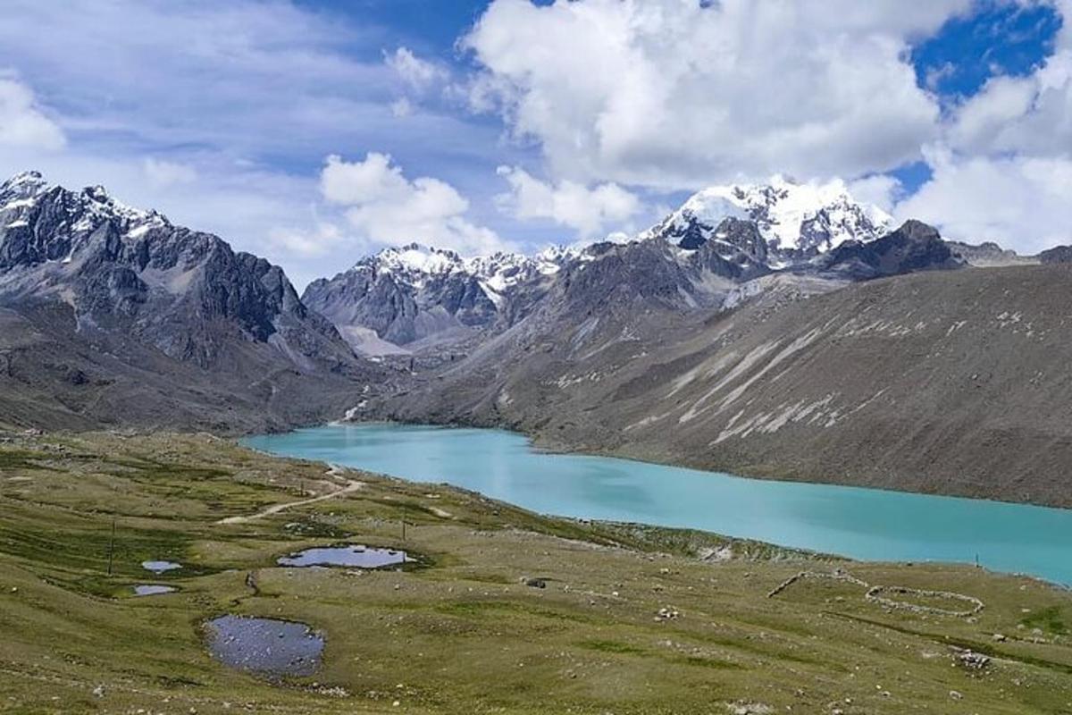 horské jezero se zasněženými horami v pozadí