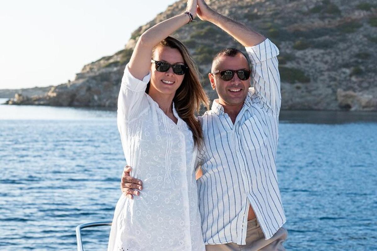 ένας άντρας και μια γυναίκα που στέκονται σε μια βάρκα