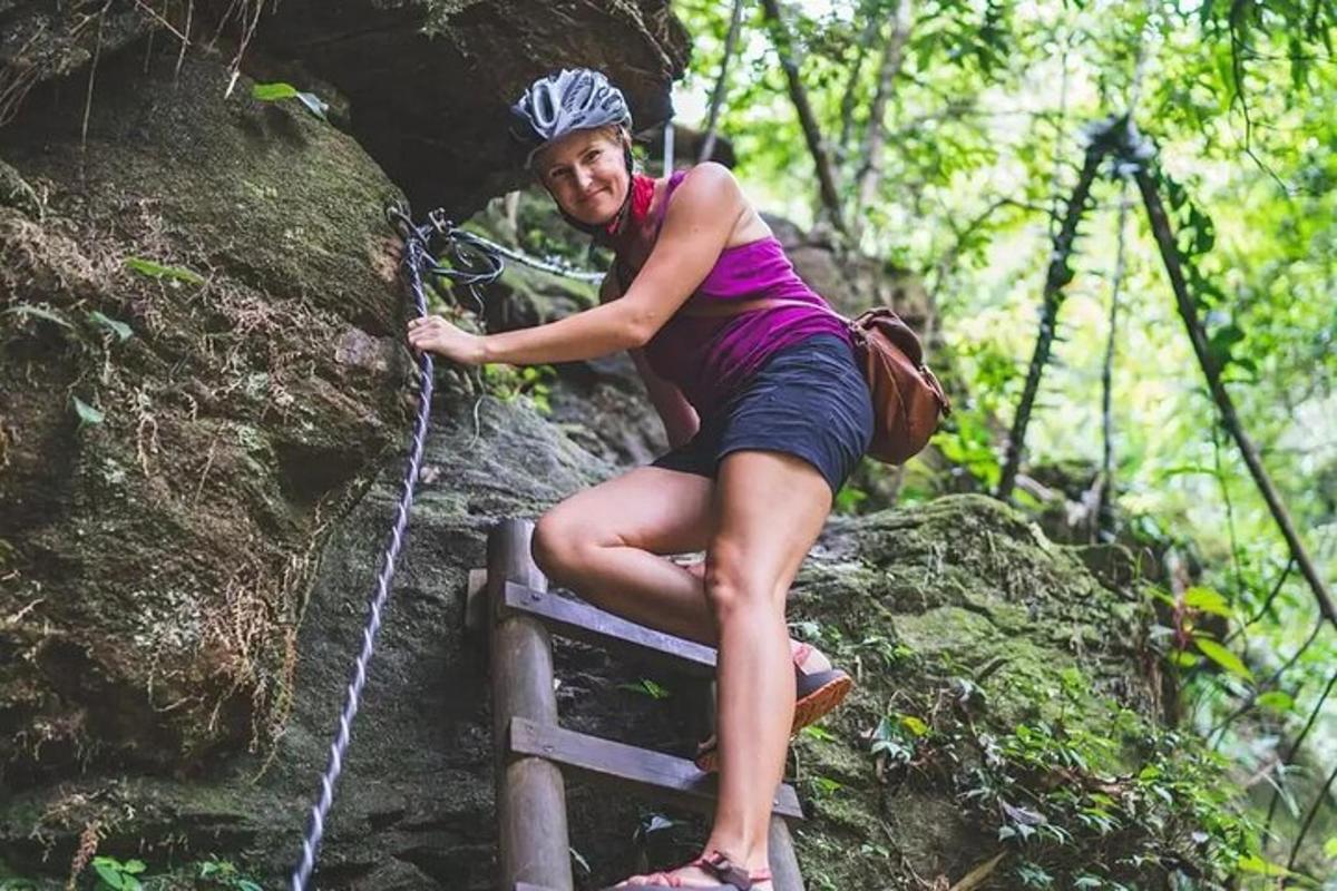 Žena sedí na laně v džungli