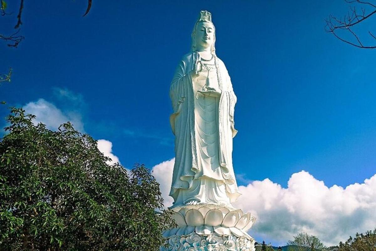 uma grande estátua em frente a um céu azul