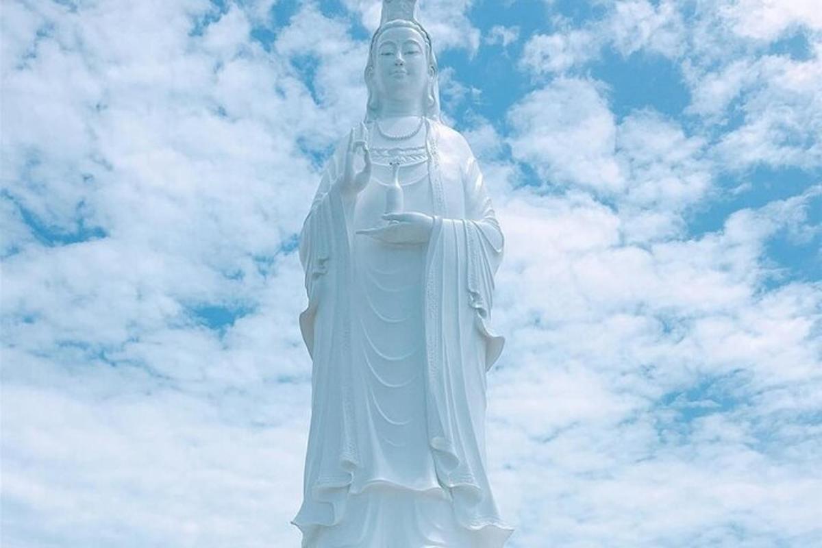 uma grande estátua em frente a um céu nublado