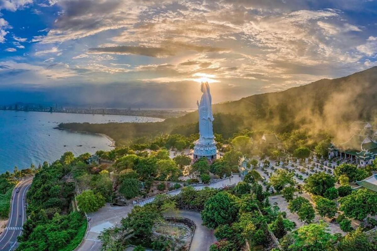 uma vista da estátua da liberdade ao pôr do sol