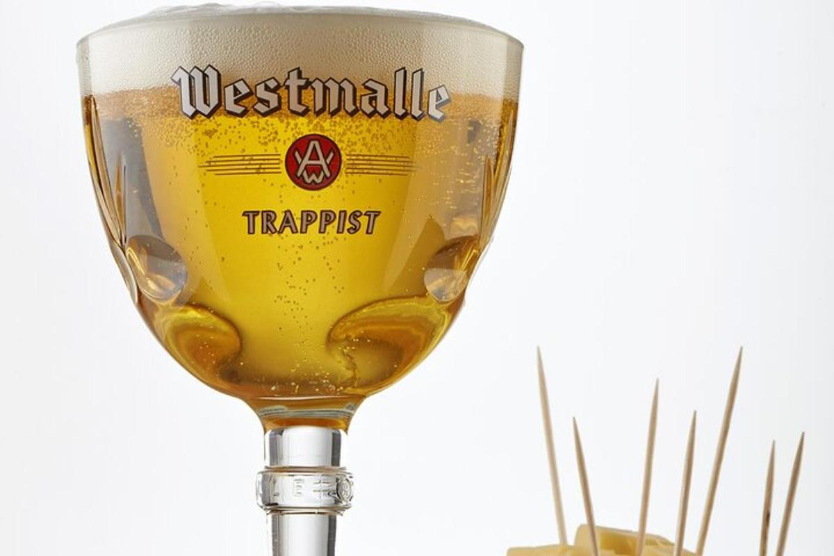 ένα ποτήρι μπύρας Westmilltargeist σε ποτήρι