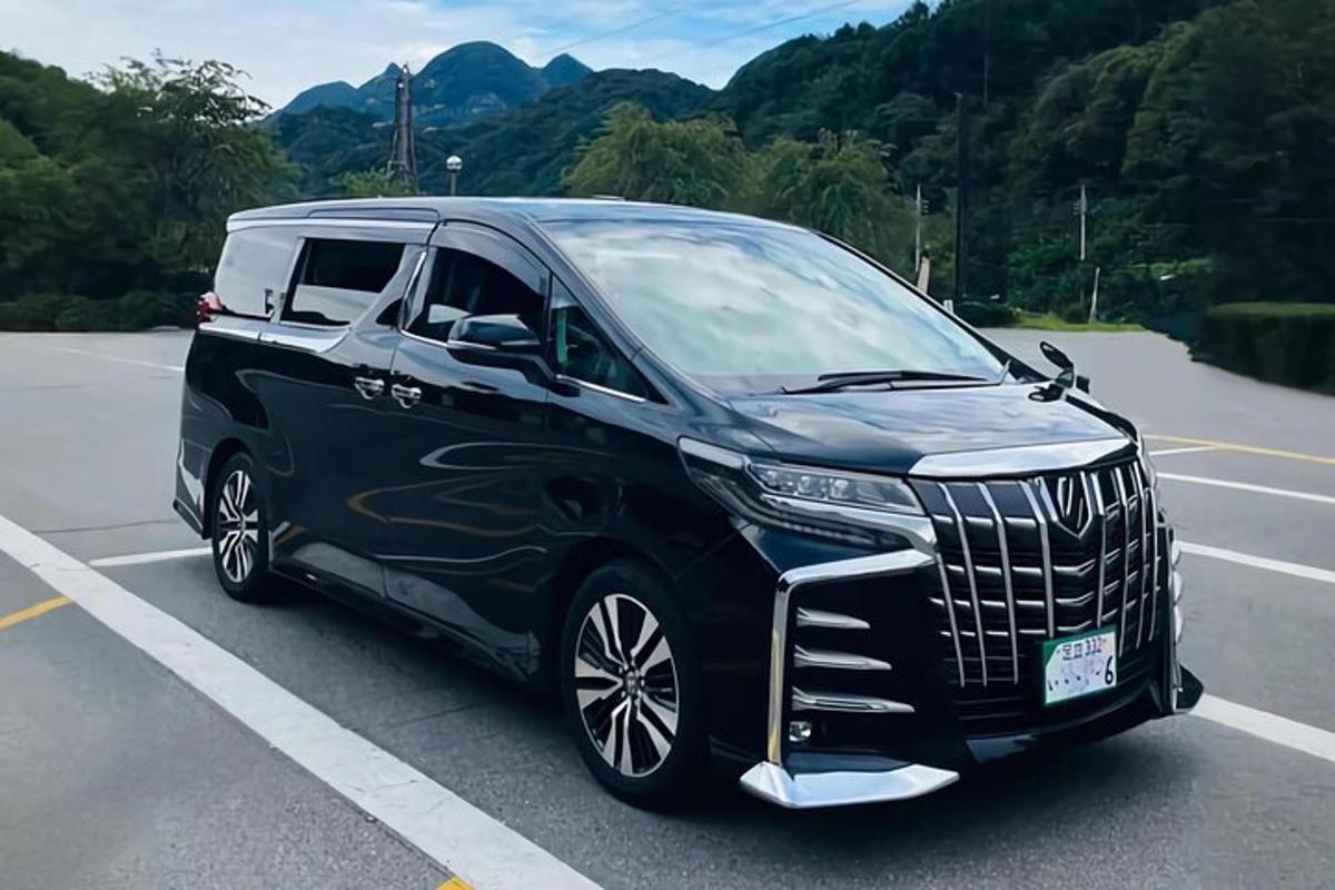 černé SUV zaparkované na parkovišti