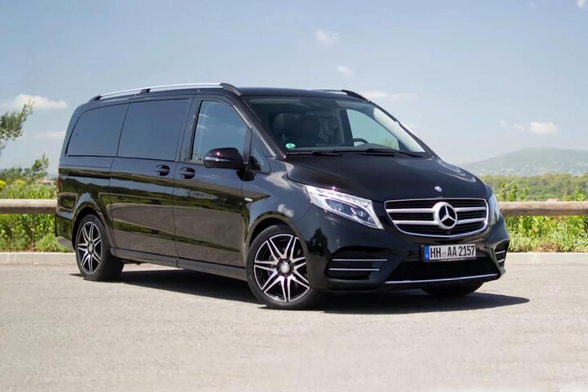 teele pargitud must Mercedes-Benzi mahtuniversaal