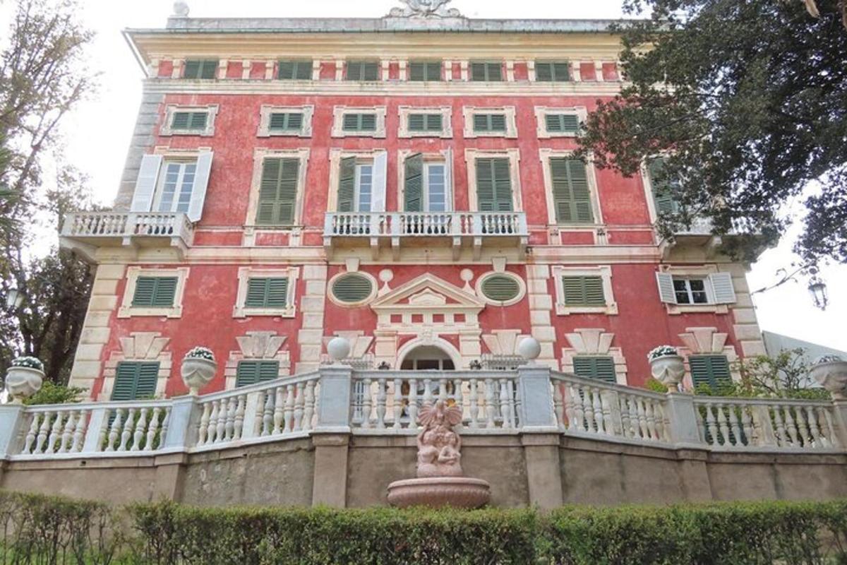 un grande edificio in mattoni rossi con un balcone bianco