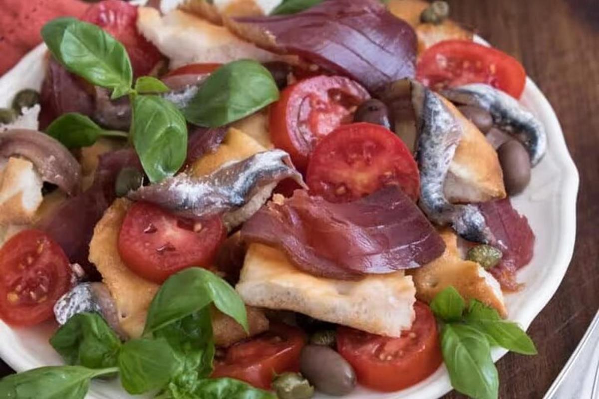 un piatto di cibo con pomodori e altre verdure