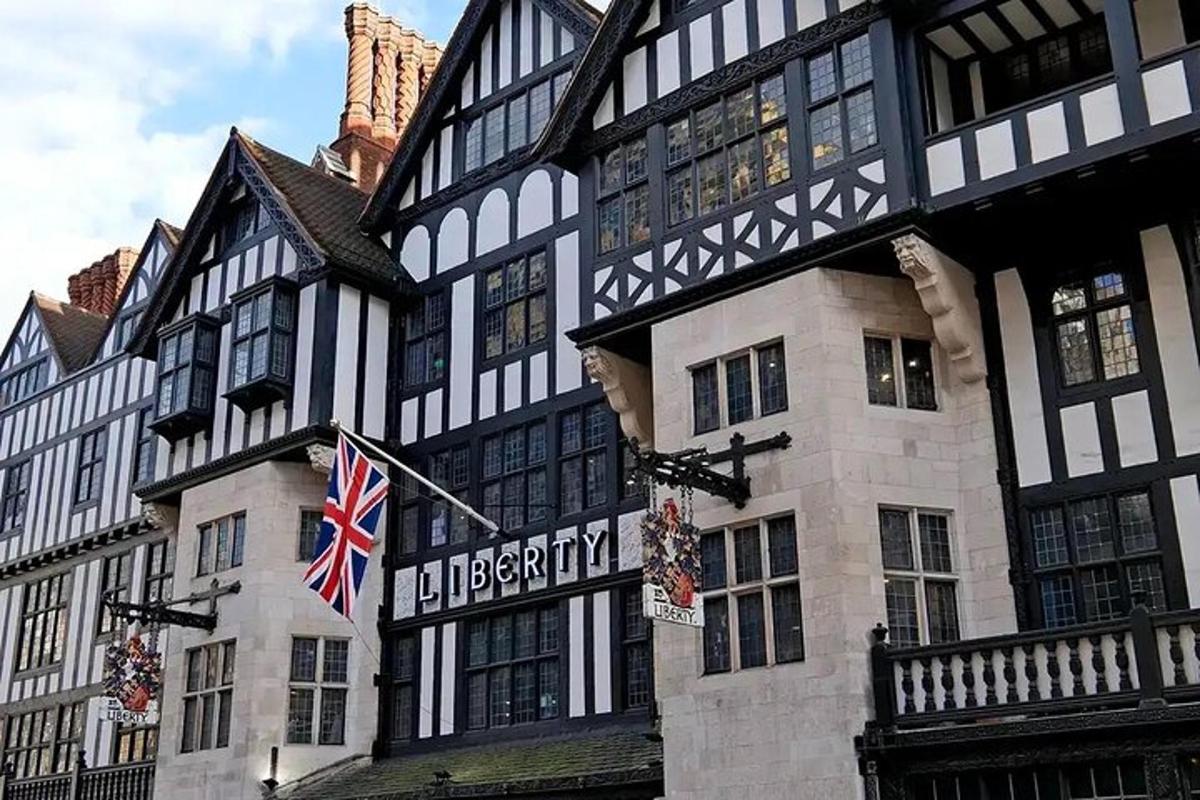 černobílá budova s britskou vlajkou