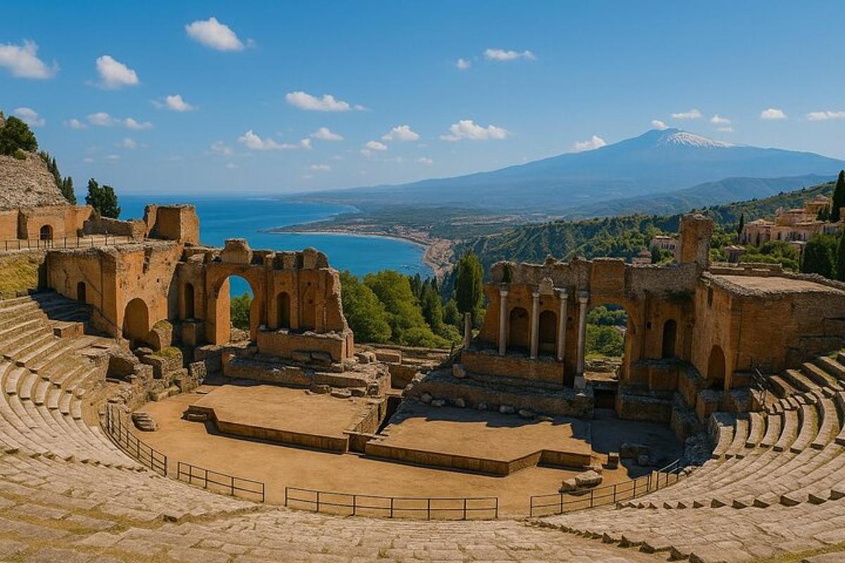 ein antikes Amphitheater mit Blick auf ein Gewässer