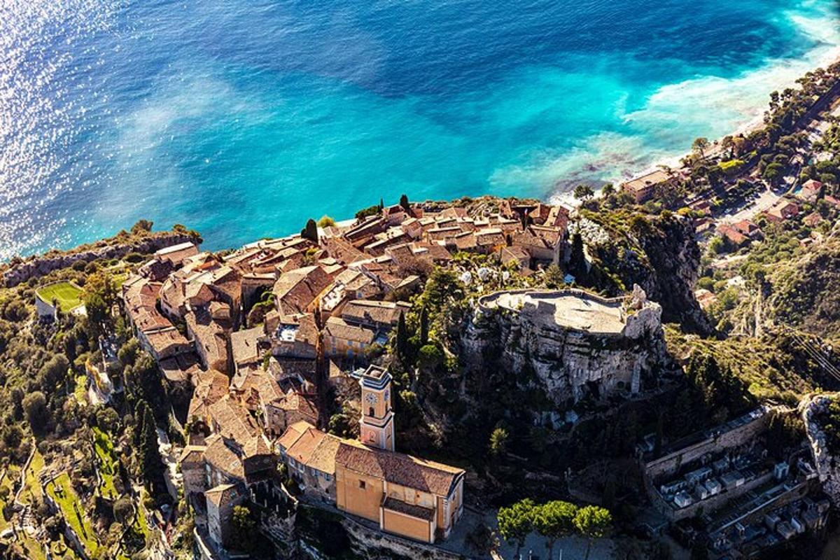 una vista aerea di un villaggio su una montagna vicino all'oceano