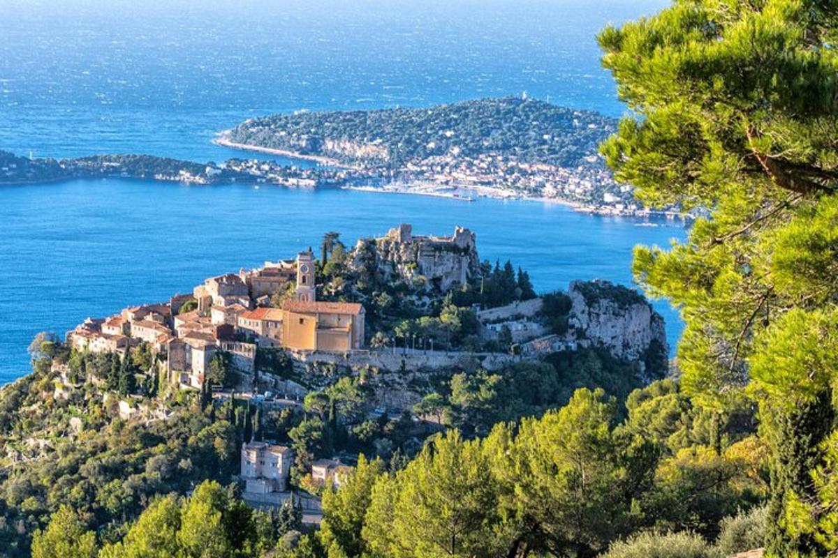 un villaggio su una collina in mezzo all'oceano