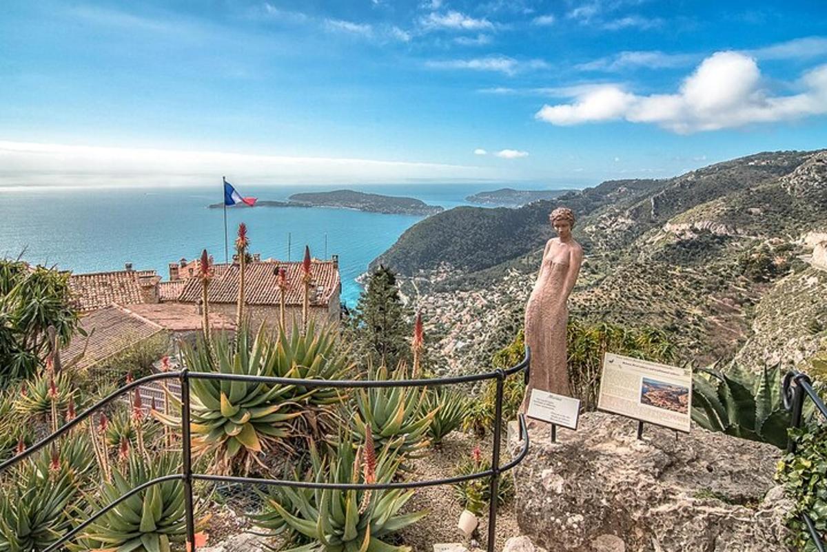 una statua di una donna in piedi sulla cima di una montagna