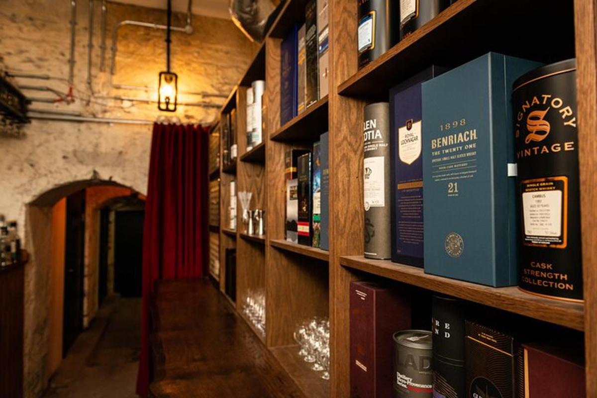 Una estantería llena de muchas botellas de vino.