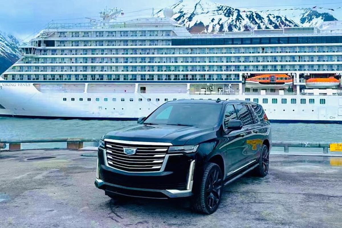 Ένα μαύρο SUV παρκαρισμένο μπροστά από ένα κρουαζιερόπλοιο