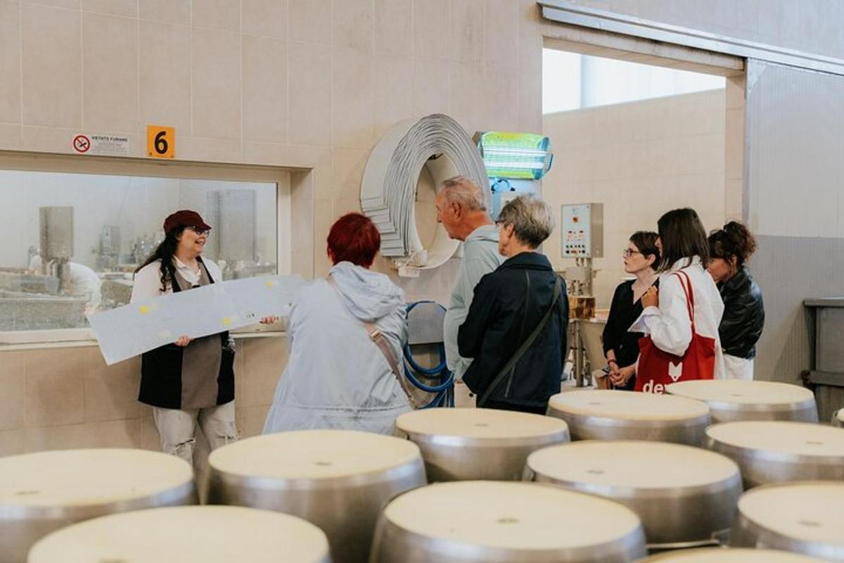 skupina lidí stojících v laboratoři