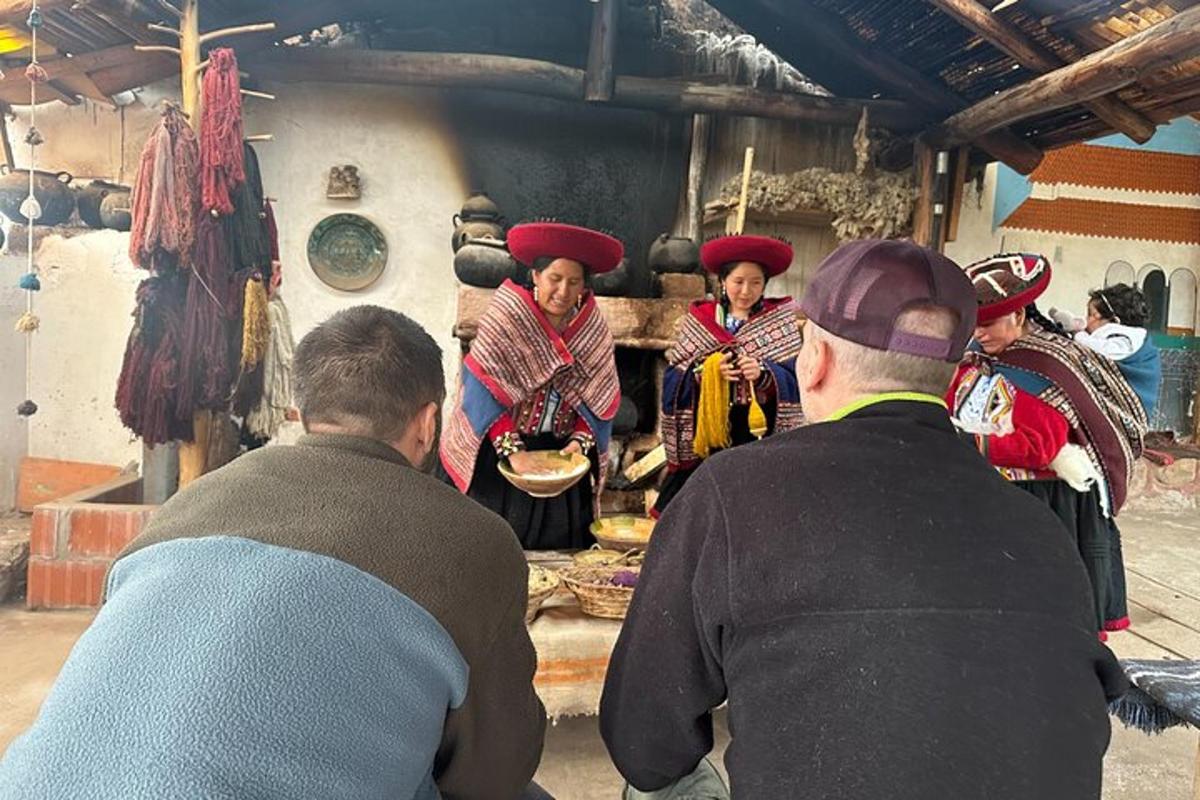 un grup de persones al voltant d'un grup de dones