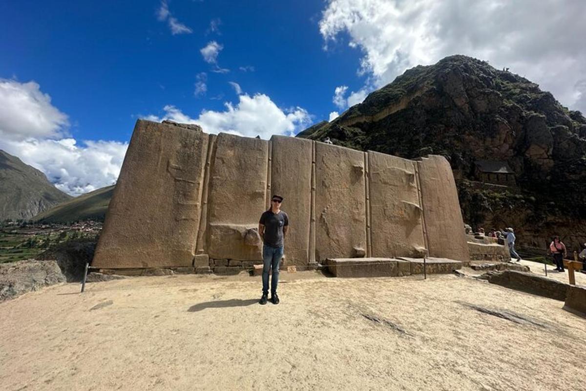 un home dret davant d'un gran mur de pedra