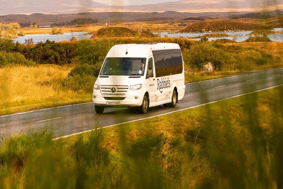 une camionnette blanche roule sur une route