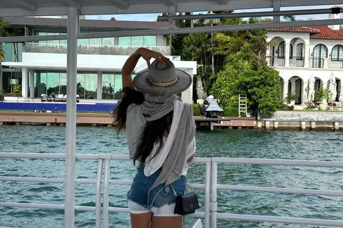 Μια γυναίκα που φοράει καπέλο και στέκεται πάνω σε μια βάρκα