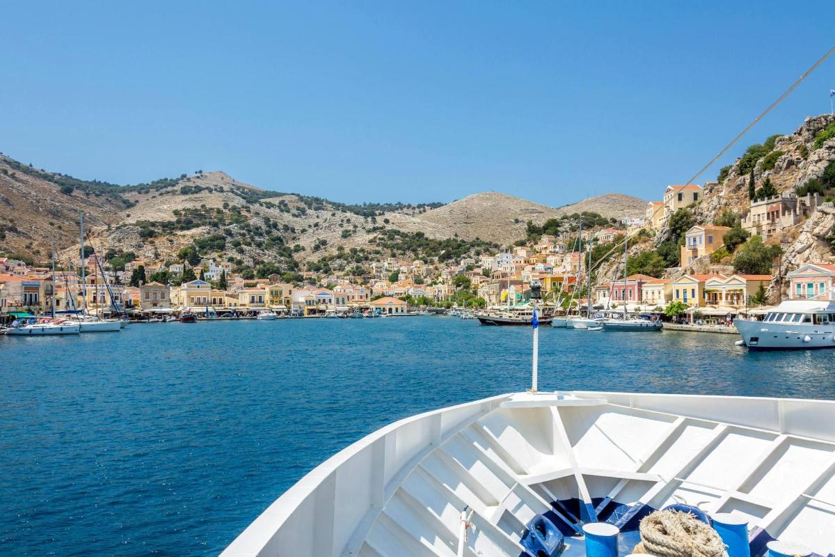 μια θέα από την πλώρη ενός σκάφους σε ένα λιμάνι