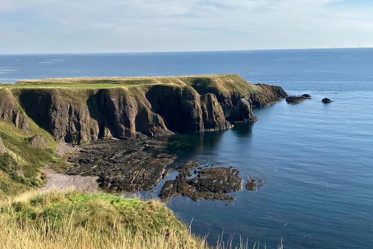 un'isola con rocce in uno specchio d'acqua