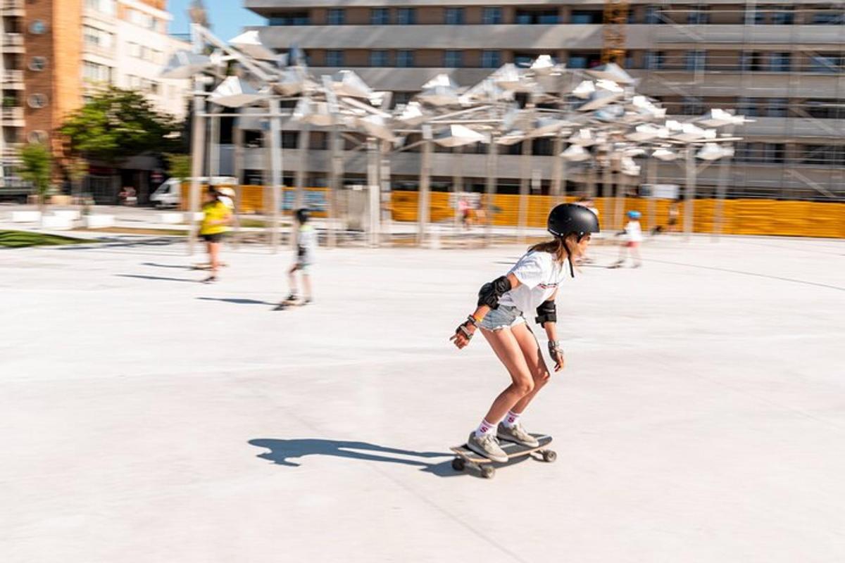 seorang gadis muda menunggang papan selaju di taman skate