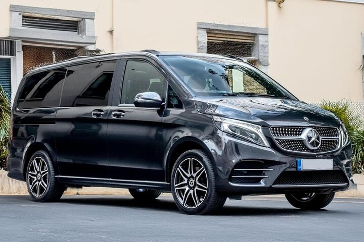 một chiếc xe Mercedes Benz SUV màu đen đỗ trên phố