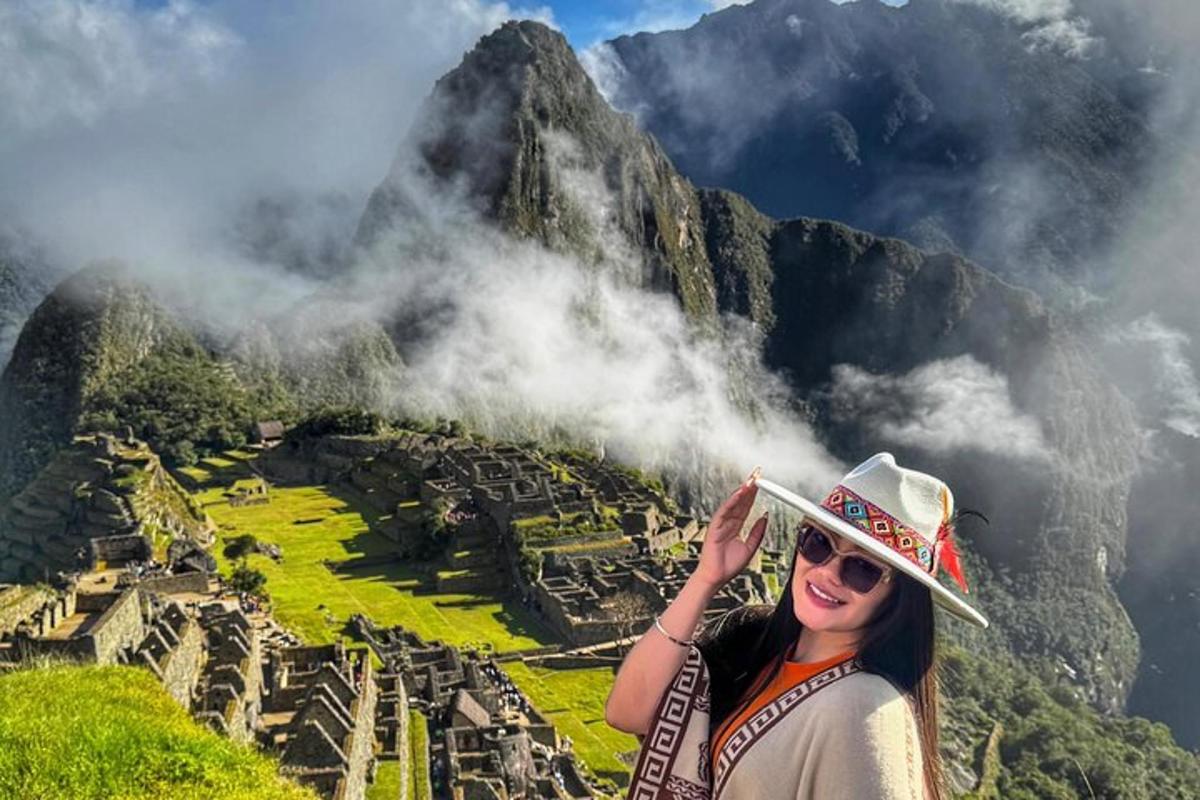una donna che indossa un cappello in piedi davanti a delle rovine