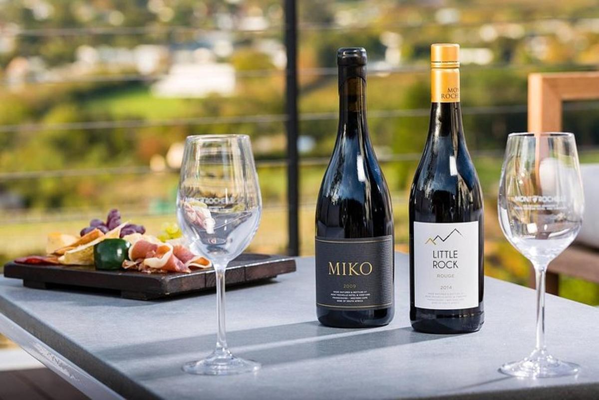 due bottiglie di vino e due bicchieri su un tavolo