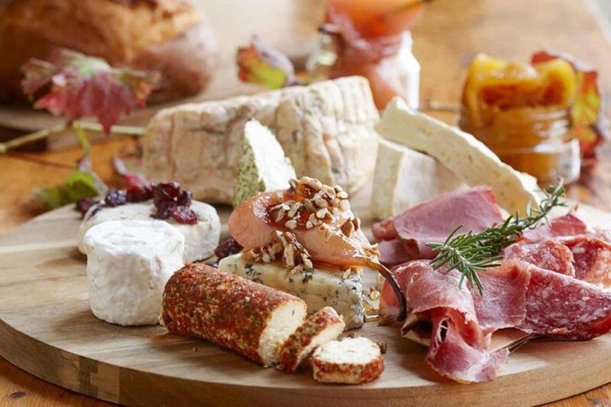 un piatto di cibo con carne e formaggio su un tavolo
